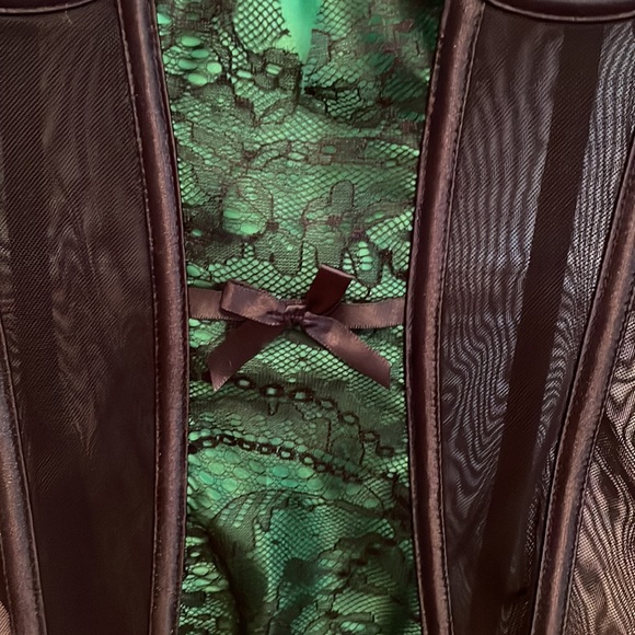 Black and green lace corset/thong set - Picture 3 of 8